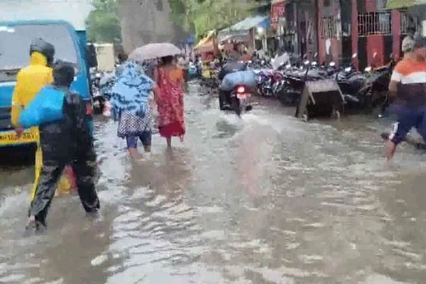 Heavy rains hit Mumbai: Waterlogging and Flights Delayed