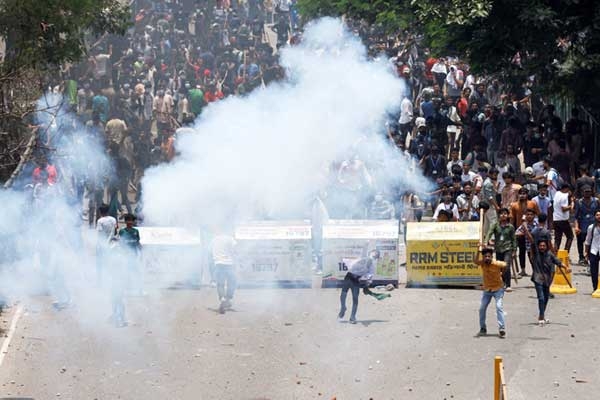 Close to 1000 Indian Students return from Bangladesh