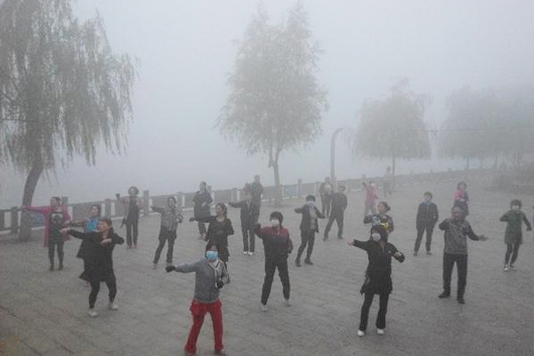 Record-breaking air pollution in China, schools to keep students indoors},{Record-breaking air pollution in China, schools to keep students indoors